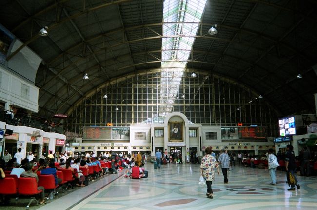 ファラポーン駅<br />広い作りです。<br />