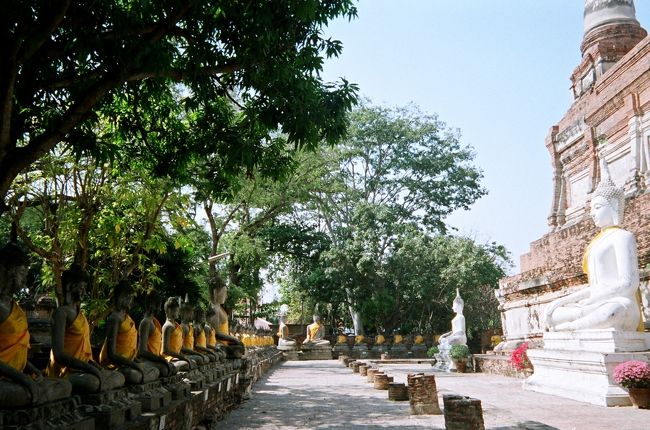 首が無残にも切り落とされてます。