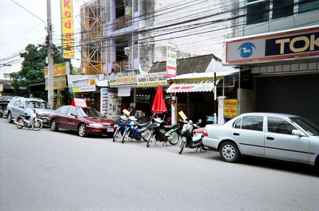 ここでバイクを借りました。<br />一日２００バーツを二日間３８０バーツで。パスポートを預け、ヘルメットとチェーンロックをもらいいざ、出発。<br />