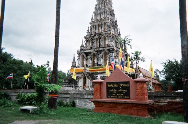 ワット　チェデイン。<br />スーパーハイウエイの西にある。<br />ワットアルンはサルや像で支えているが、ここでは僧侶（人）が支えている。<br />