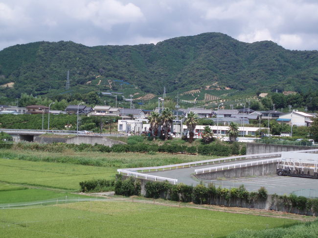 Laughinが一緒なのでお店に入らず、また環境に配慮しエンジンも掛けっぱなしもNGなので「うなぎ処勝美」さんの直売店でかったうなぎ弁当を景色をみながら食べる
