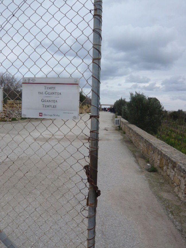 ←◆『ジュガンディーヤ神殿へ♪』<br /><br />数組の観光客と一緒に神殿横で降り<br /><br />皆さんに着いて歩くと入口に到着〜