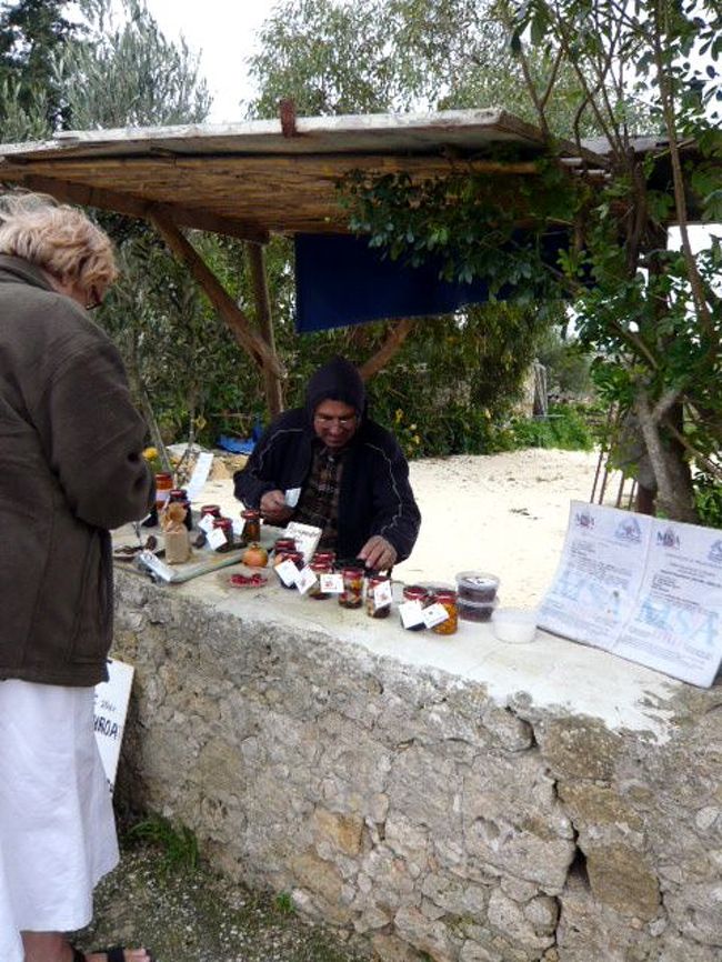 ←◆『ジュガンディーヤ神殿へ♪』<br /><br />神殿の入口の手前にいる物売りの人<br /><br />ここのサボテンジャムは1ユーロです