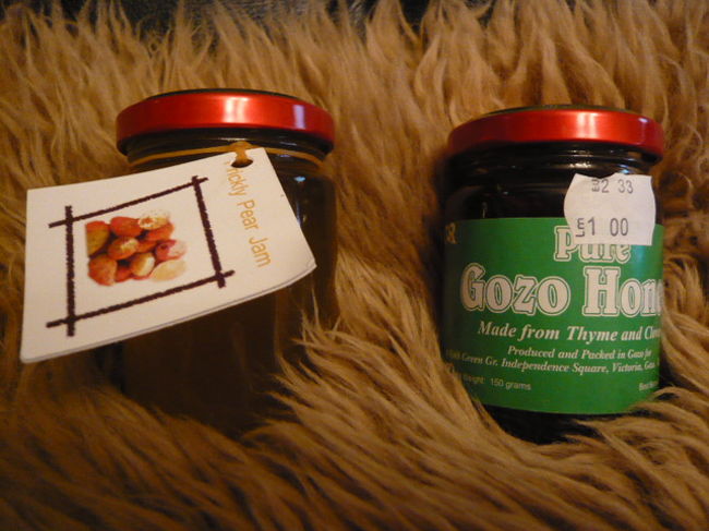 ←◆『ジュガンディーヤ神殿へ♪』<br /><br />左側がここで買ったサボテンジャム<br />右はビクトリアで買ったゴゾの蜂蜜<br />ハチミツは高い(とはいえ2.6ユーロ)