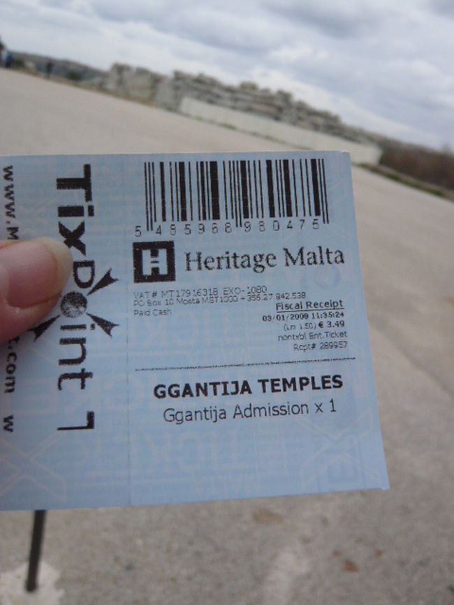 ←◆『ジュガンディーヤ神殿へ♪』<br /><br />チケットを買って中へ(3.49ユーロ)