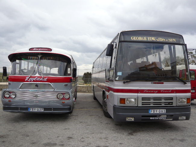 ←◆『ジュガンディーヤ神殿へ♪』<br /><br />ビクトリアの町のターミナルで乗換<br /><br />午後は便が減ると聞いたのですぐに<br />ジュガンディーヤ神殿行きに乗ろう 