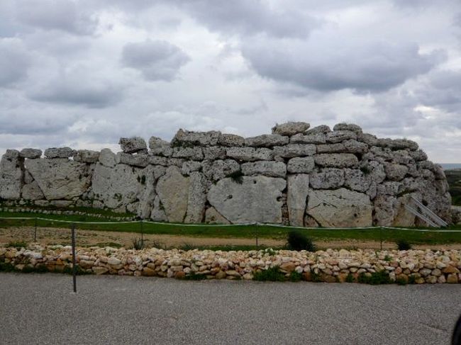 ←◆『ジュガンディーヤ神殿へ♪』<br /><br />おお〜、これがジュガンディーヤか<br /><br />後ろ側らしく、ただの石組みみたい