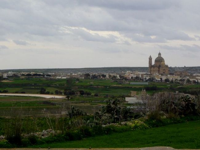 ←◆『ジュガンディーヤ神殿へ♪』<br /><br />ジュガンディーヤの先の街が見える<br /><br />これ奇跡の教会と呼ばれるヤツかな 