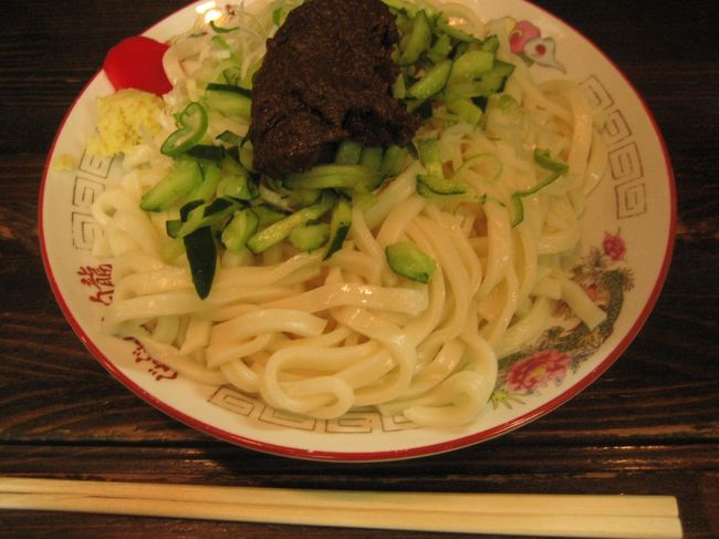 盛岡といえば冷麺、じゃじゃ麺、わんこそばと三大麺が有名。前回は冷麺を食べたので、今回はじゃじゃ麺にしました！<br />その元祖ともいえる「白龍」さんへ！盛岡市役所の近くです。