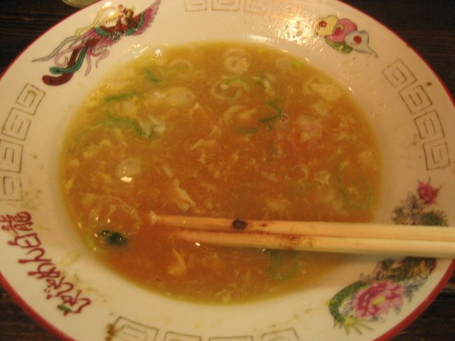 麺がふわっと、もちもち。<br />肉味噌を混ぜて、好みでラー油やニンニクを追加して。<br />安くて、早くて、腹いっぱい。<br />最後は生卵を落として、スープを入れてもらうチータンタン（鶏蚕湯）で〆。