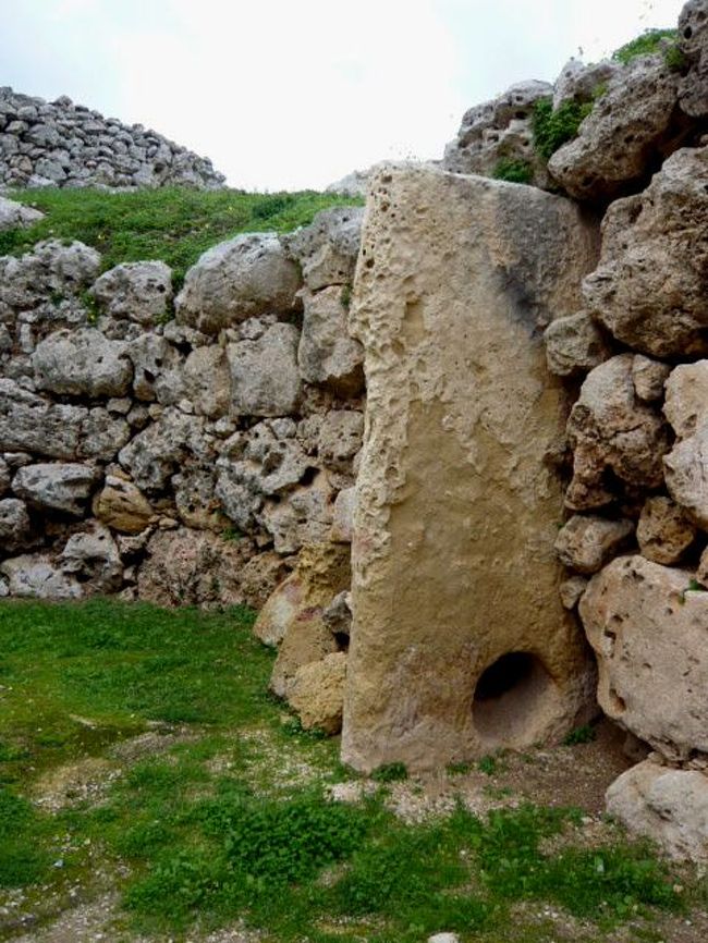 ←◆『ジュガンディーヤ神殿へ♪』<br /><br />ふむ、この大きな石の下の丸い穴に<br /><br />何が刺さって組まれていたのかな？