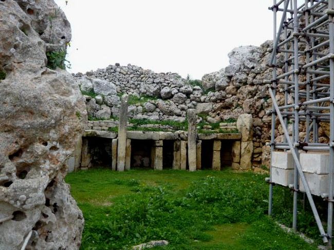 ←◆『ジュガンディーヤ神殿へ♪』<br /><br />奥に左右に広がった部屋は・・<br />両側が丸くこんな感じになって<br /><br />左側の奥は石組がされています