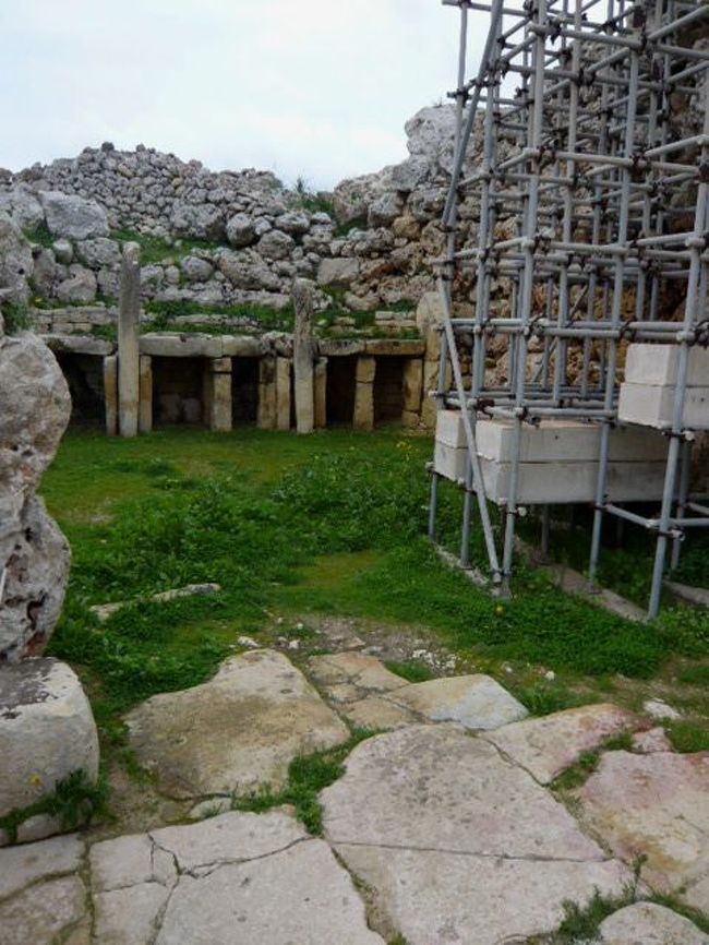 ←◆『ジュガンディーヤ神殿へ♪』 <br /><br />手前には修繕中の足場がありました