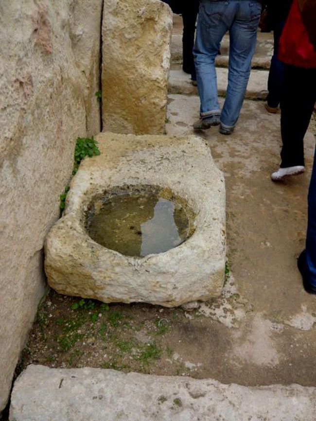 ←◆『ジュガンディーヤ神殿へ♪』 <br /><br />水の凹みも柱か像が立ってたのかな？