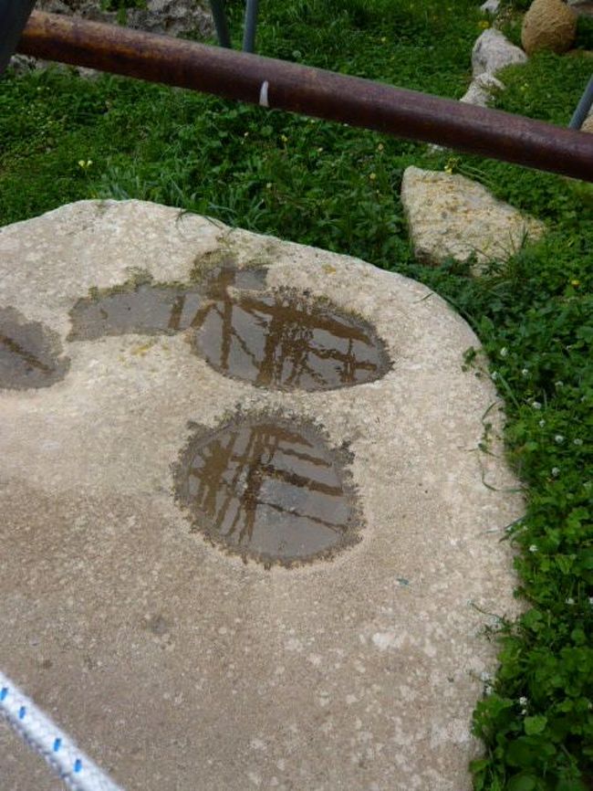 ←◆『ジュガンディーヤ神殿へ♪』<br /><br />やはり雨が降ったんでしょうね〜？<br /><br />この溝に像を差し込んだんでしょう 