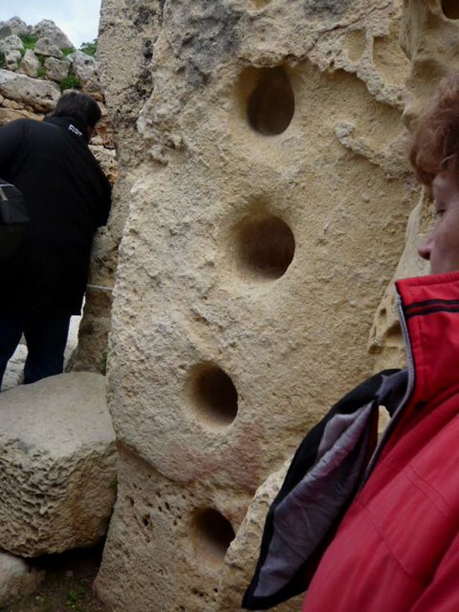 ←◆『ジュガンディーヤ神殿へ♪』 <br /><br />この細い通路の両側に並んだ穴が