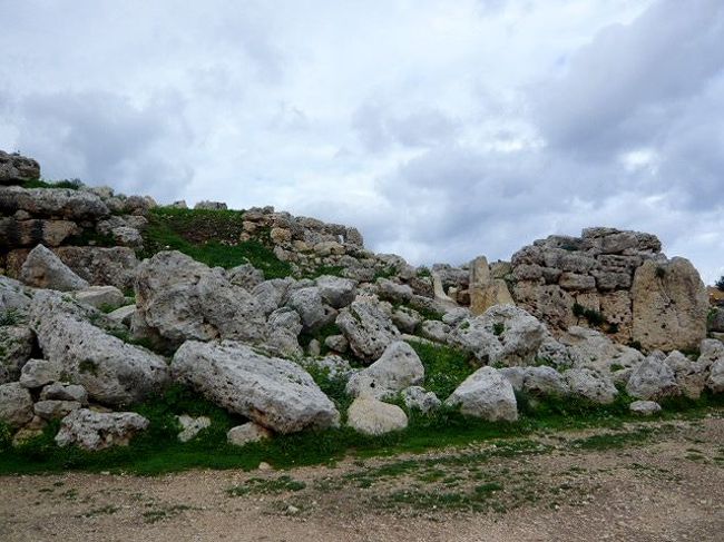 ←◆『ジュガンディーヤ神殿へ♪』 <br /><br />横に回り込むと・・ただの石積み風で<br /><br />日本のツアーが現れ去って行きました