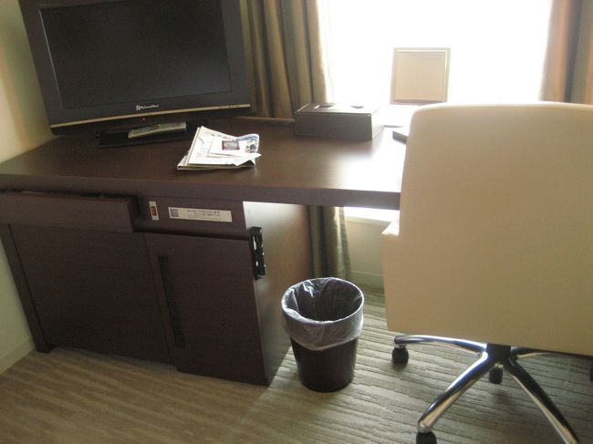 仙台に到着！<br />まずはホテルへ。<br />東北のホテルの中で顧客満足度No1のリッチモンドホテルの最近できたリッチモンドホテルプレミアのスタンダードルーム。<br /><br />鍵はカードで、客室の階へのエレベーターもカードを差し込んで操作します。セキュリティがすごい！