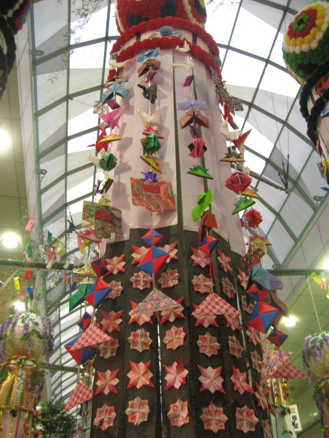 受賞した七夕飾りが次々と現れ、楽しませてくれます♪<br />