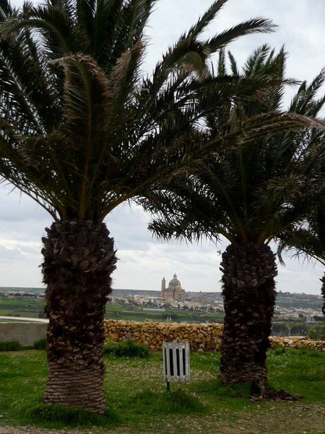 ←◆『ジュガンディーヤ神殿へ♪』 <br /><br />南国風の気の間に教会が見えました