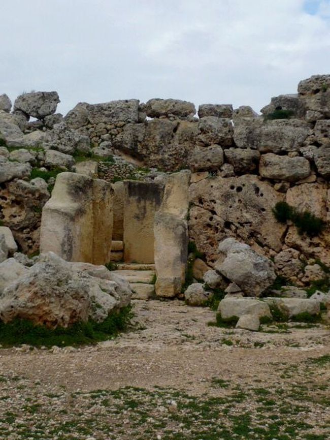 ←◆『ジュガンディーヤ神殿へ♪』 <br /><br />少し引いて撮影すると、周囲の石と<br /><br />入口部分に置かれた石の色や造りや<br /><br />材質の違いみたいのが一目瞭然です<br /><br /><br /><br />