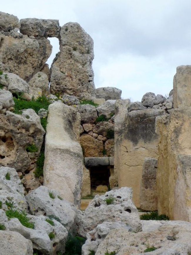 ←◆『ジュガンディーヤ神殿へ♪』 <br /><br />神殿右側の奥をズームで撮ってみる