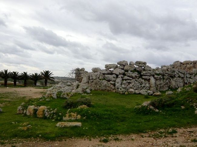 ←◆『ジュガンディーヤ神殿へ♪』 <br /><br />右側に回りこむと苔むした場所にも<br /><br />石垣があったらしき痕跡があります