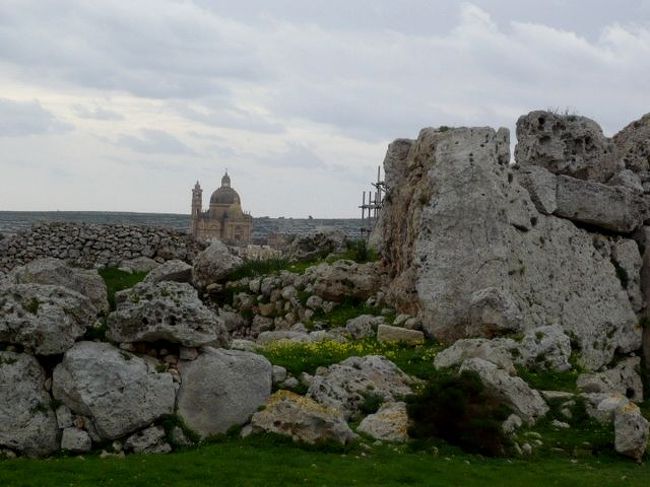 ←◆『ジュガンディーヤ神殿へ♪』 <br /><br />神殿の崩れかけた場所から見た教会