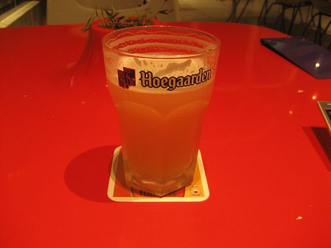 星の屑祭りも終り、メディアテークのＣＡＦＥで、<br />ベルギービールのヒューガルデン♪