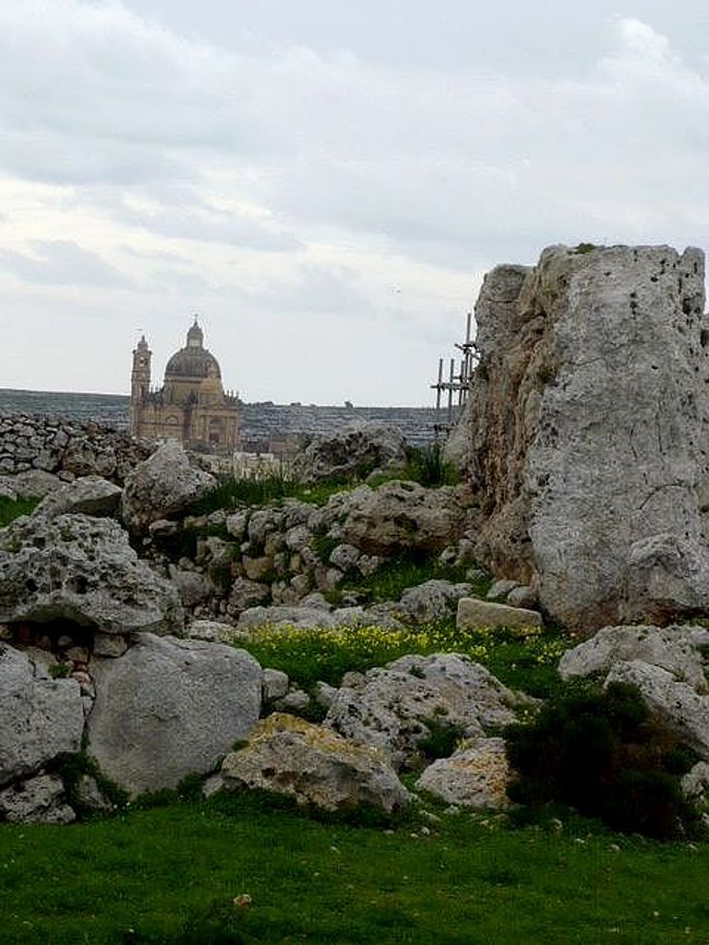 ←◆『ジュガンディーヤ神殿へ♪』 <br /><br />こうして撮ると近くに見えますが・・<br /><br />かなり遠い、隣町にあるって感じです<br />