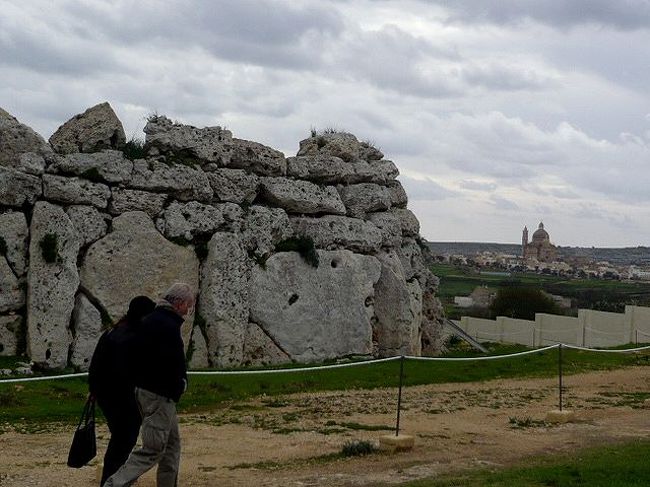 ←◆『ジュガンディーヤ神殿へ♪』 <br /><br />さ、神殿の後ろを廻って外に出ます<br /><br />ついで風車にも寄ってみましょうか