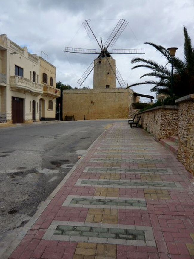 ←◆『TAKORA風車前の坂道♪』 <br /><br />風車の前の坂道を降りて行くと<br /><br />ホロの部分にジェラートの絵で<br /><br />○○運輸と書かれた軽トラ発見<br /><br />