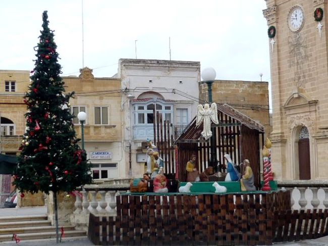 ←◆『近くにあった教会♪』<br /><br />教会前の広場に生誕のオブジェ