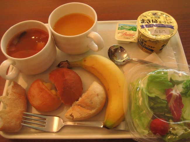 ホテルで朝食。<br />焼きたてパンと小岩井（岩手）のヨーグルトが美味しい♪