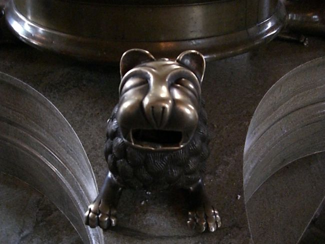 大聖堂の正面にあった、<br />何かの台座についてたやつ。<br />かわいい☆