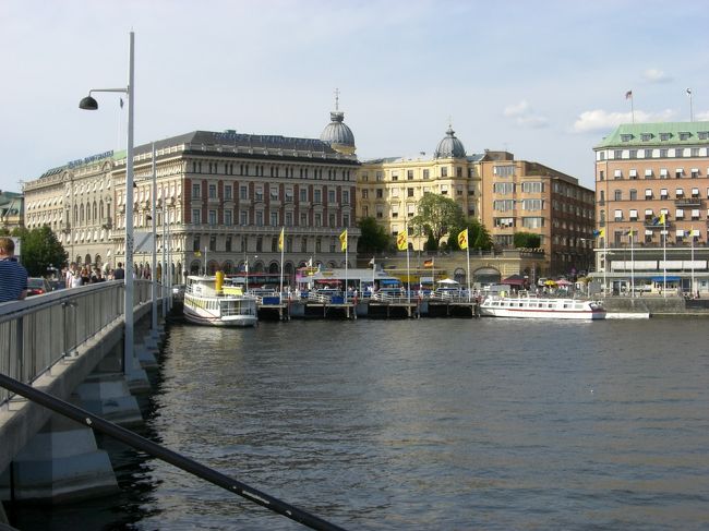 王宮の裏に回り、遊覧船に向かいます→