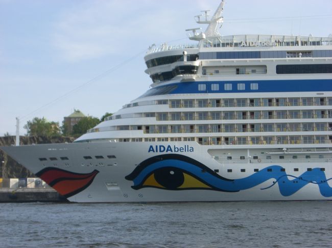 ボートから見えた物・・・<br /><br />色っぽい豪華客船