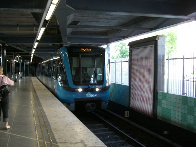 ガムラスタン駅から地下鉄・・・地上駅やけど。<br />に乗ります！<br /><br />黄緑色線で南へ