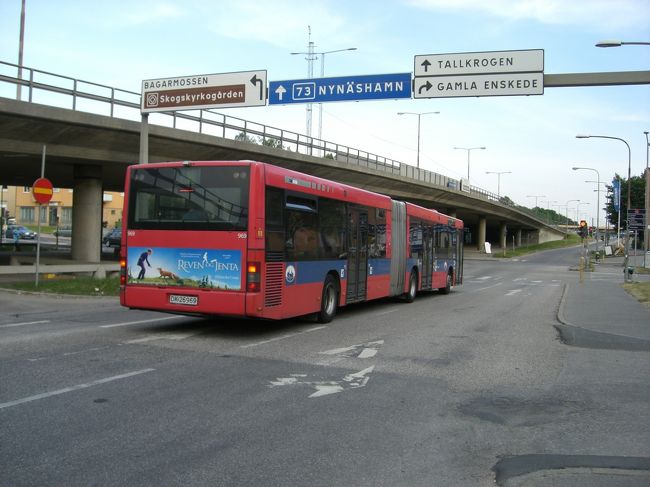 Ｔ１８番にて４駅くらい、<br />Skogskyrkogarden・・・ａの上に○<br />・降りる駅はバスに乗り込む時に、<br />　ここに着いたら教えてね！<br />　って運転手さんにお願いしておきました。<br />　バス停が近付くと、バックミラー越しに<br />　合図をしてくれたけど、<br />　日本と同じく、バスの中に駅名が電光表示されてたので<br />　分かりやすかったです！<br /><br />バスを降りて、進行方向にちょこっとだけ進むと、<br />交差点に茶色の目的地への表示発見！