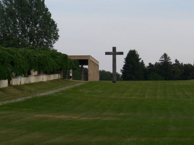 Skogskyrkogarden・・・ａの上に○<br />「森の墓地」です！<br /><br />「デザイン好きのための北欧トラベル案内」<br />という本を立ち読みして、<br />この「森の十字架」の写真に惹かれて☆<br /><br />ここに辿り着くまで、電車→バスって書いてますけど、<br />結構大変だったんです。<br />Skogskyrkogarden（しつこいですけどａの上は○）<br />という名前の駅が地下鉄黄緑線にあるので、<br />始めはその駅を目指して電車を乗り換えていました。<br />最後の乗り換えと思われる駅で電車を待ってたんですが、<br />人の気もあまりないし、なかなか電車が来る気配もない。<br />ちょっと心配になって、改札で尋ねてみると、<br />「その駅への電車は9月までないのよ。<br />　そこに行くにはGullmarsplan駅まで戻って、<br />　バスに乗って行ってね」<br />と言われてしまいました。<br />で、さっきの写真の駅まで戻ったんです。<br />駅に着いたら、バス停で迷いました。<br />駅のインフォで聞いたら、あっちを上がったところのバスと言われ、<br />地上に上がると、そこはバスターミナルでバス停だらけ。<br />バスの運転手さんに「ここに行きたいんですけど、どのバス？」って聞いたら、<br />地図とかで調べてくれたけど、管轄外なのか分からず。<br />もう一回駅のインフォでさっきと違う人に聞いたら、<br />もっと丁寧に教えてくれました。<br />時間も遅かったので最終バスの時間を聞いたら、<br />時刻表もくれました。<br />結局、探していたバスは一番バス停の出入口に近く、<br />通勤バスなのか、待っている人の数も本数も多く、<br />係員さんまでいるバスでした。<br />で、やっとこさ、辿り着いたのでした(^0^)<br />根性です！！<br /><br />森の墓地へはバス停から歩いて５〜１０分くらい。<br />途中、降りる予定だった電車の駅の高架下もくぐりました。