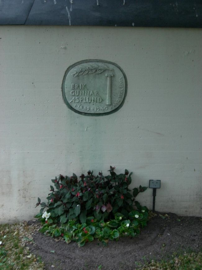 森の墓地を設計した<br />Asplundのお墓はひっそりと。<br /><br />はじめは「やっぱりお墓だし・・・。」<br />とも思ったけど、<br />広々としていて、とても素敵な空間でした。<br />明るいから気付かなかったんですけど、<br />結構遅い時間だったので<br />1時間くらい小回りをして帰ってきました。<br />もっとゆっくり時間をつくって、<br />森の奥の方へも行きたかったです。<br /><br />帰りは１８Xのバスに乗って、<br />電車で中央駅へ<br /><br />バスも地下鉄も全部ストックホルムカードです！