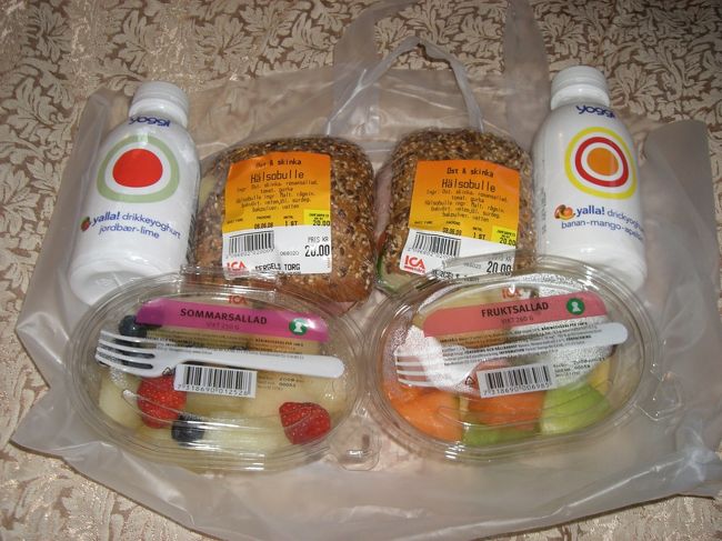 夜ごはんはお部屋で<br />Ｙｏｇｇｙとハムサンドとフルーツサラダ！<br />いろいろ回って盛りだくさんの一日で、<br />レストランを探すのがめんどくさくなったのと、<br />物価も高いしねぇ〜・・・<br /><br />サンドイッチ・・・２０Kr×２個<br />Ｙｏｇｇｙ・・・・１２．９Kr×２個<br />フルーツサラダ・・・２６Kr×２個で８．８Kr値引き<br /><br />Ｙｏｇｇｙの左<br />　赤と緑＝イチゴとライム<br />Ｙｏｇｇｙの右<br />　オレンジと赤と黄色＝マンゴー・アプリコット・バナナ<br /><br />Ｙｏｇｇｙはトロッとしたヨーグルトドリンク。<br />両方飲み比べたけど、おいしかった！！