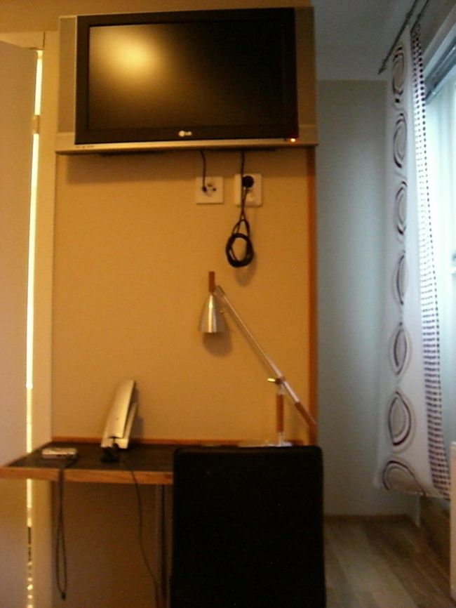 テレビが薄型だったり、<br />テーブルのライトや電話がおしゃれで、<br />バスルームも真っ白！！<br />バスタブはなしです。<br />ちっちゃいお部屋だけど上手にまとまってました！<br /><br />昨日とは全然違う雰囲気！