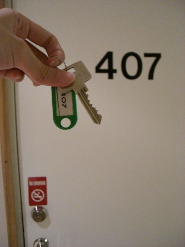 ホテルは同じなんですけど、<br />お部屋にトラブルがあって、<br />昨日と違うお部屋です。<br /><br />改装したてなのか、<br />キーホルダーが、こんな事務用品的なもの(笑）