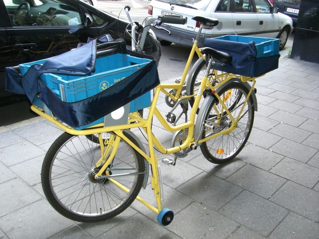 ホテルを出て、北へ向かいます↑<br /><br />郵便局のコマ付き自転車を<br />街中で発見！