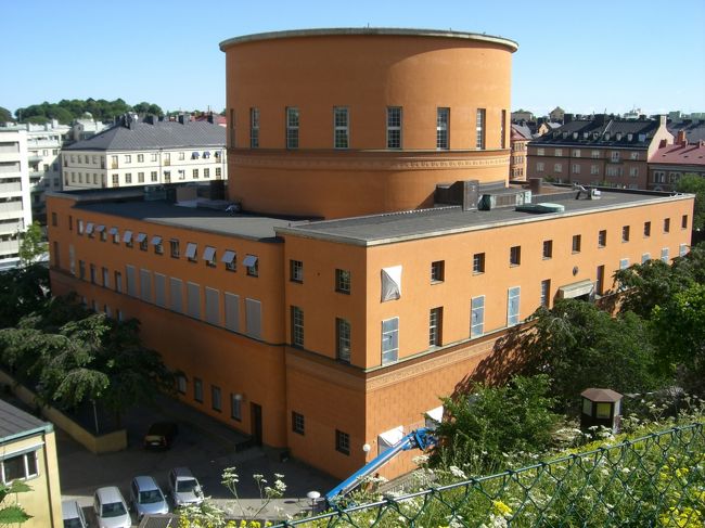 四角の上に円柱の乗った建物。<br /><br />小高い丘を登ってる時点で「あれ？」とは思いましたけど、<br />裏側に回ってたみたいです。