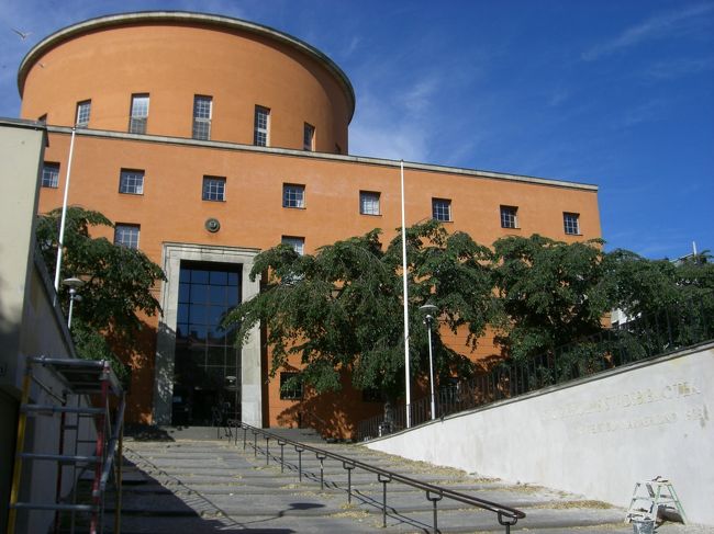 ストックホルム市立図書館。<br /><br />こちらも「森の墓地」と同じく、<br />ガイド本の写真を見て来たかった場所です。<br />こちらもアスプルンド設計。<br /><br />日本では上手く開館時間を調べられなかったんで、<br />ホテルのフロントで尋ねました。<br />ストックホルム滞在中ということで、<br />日・月しか確認してないんですけど、<br />日：１２−１６<br />月：９−２１<br />