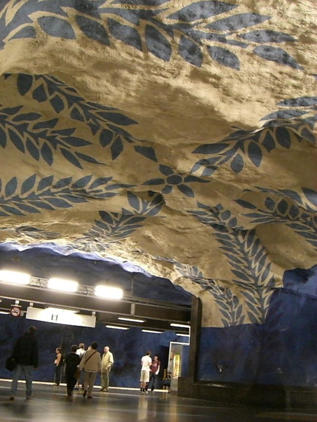 中央駅で地下鉄黄緑線から水色線に乗り換え。<br />ここの壁画が有名ですよね〜。<br /><br />岩を削ったデコボコした壁ですが、<br />水色と白のさわやかなデザインです。