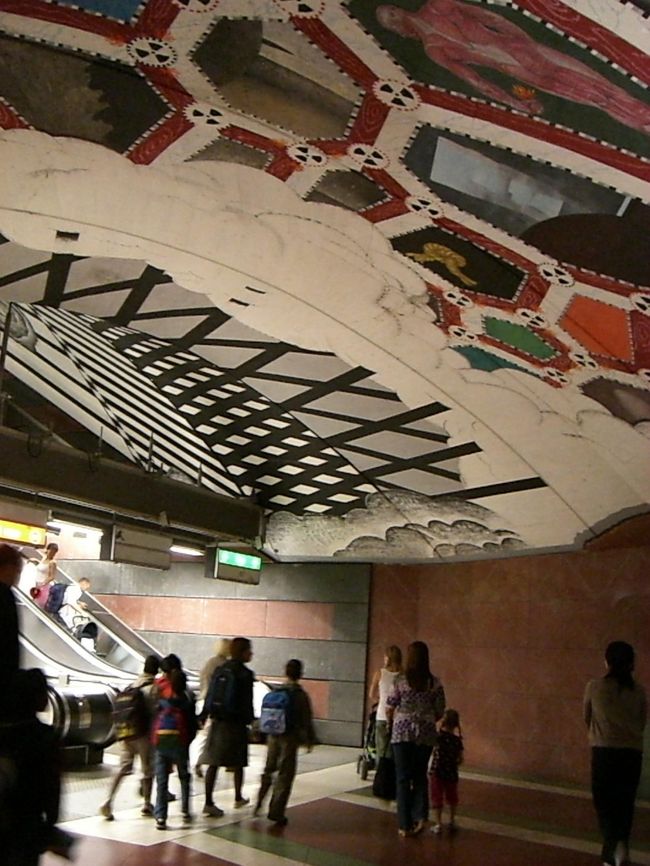 地下鉄水色線、ひと駅だけど終点の駅へ。<br />なんとも・・・<br />不思議なデザインの駅です・・・<br />右上の天井の絵は人体解剖図？？