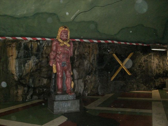 こんなんとかもありました。<br /><br />Ｋｕｎｇｕｓｔｒａｄｇａｒｄｅｎ駅<br />　　　　　　　　↑　　↑<br />　　　　　　　　↑　　ａの上に○<br />　　　　　　　　ａの上に：を横にしたやつ　　　<br /><br />